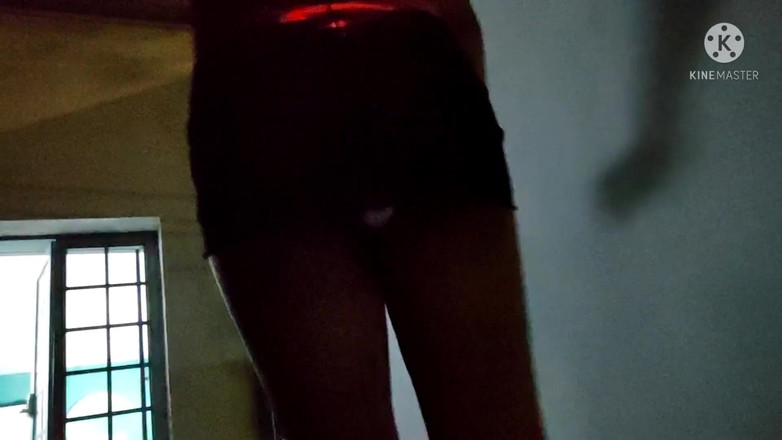 Traviezisha: Travestit efeminat mergând afară cu un vibrator în curul ei și o...