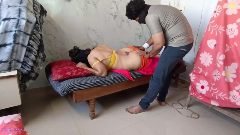 Telugu-fuckers: Une bhabhi indienne à gros nichons se fait masser la chatte,...