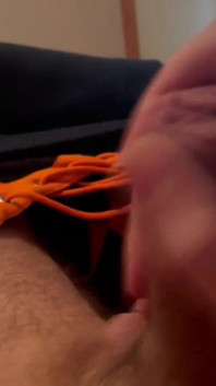 Honění v černých a oranžových jockstraps