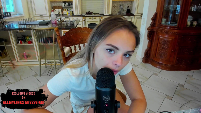 misss_vikki: Asmr la ragazza del college lecca il microfono