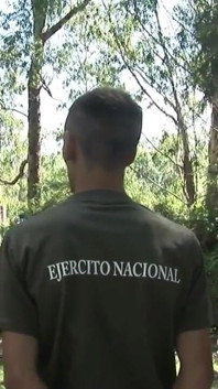 Twink futută în aer liber de un băiat militar în costum nejiform