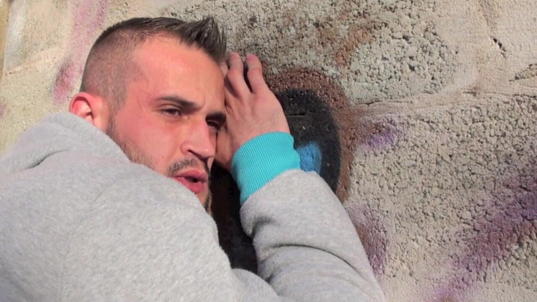 Gaybareback: O arăboaică heterosexuală fute un homosexual în aer liber într-un loc discret