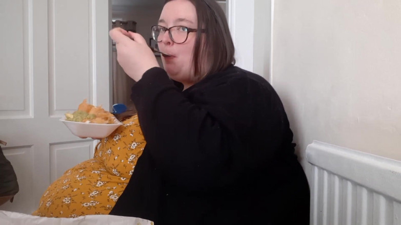 SSBBWLadyBrads: Товстушка товстушка набиває живіт рибою та чіпсами