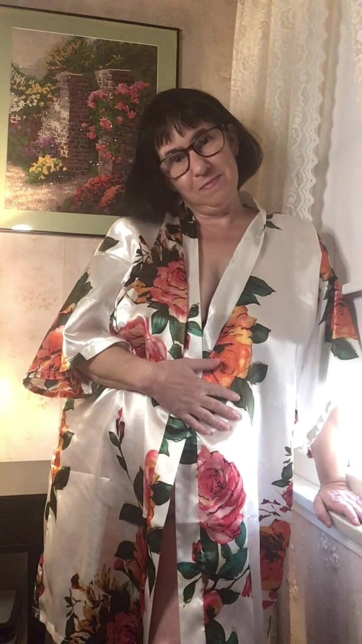 BustyBrendaxx: Exibicionista jogando por janela aberta!