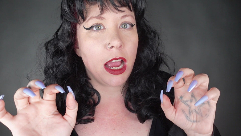 Deanna deadly: La sorellastra gotica ti solletica con le unghie blu lunghe...