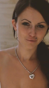 Wild assholes scene- la 3_brunette teen tettona si masturba la figa stretta con le dita