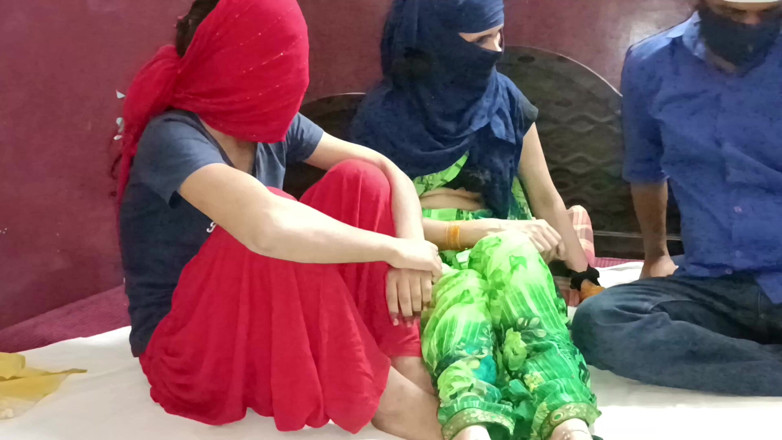 HousewifeGeeta: 隣人継母と彼女の女の子が一緒に犯される