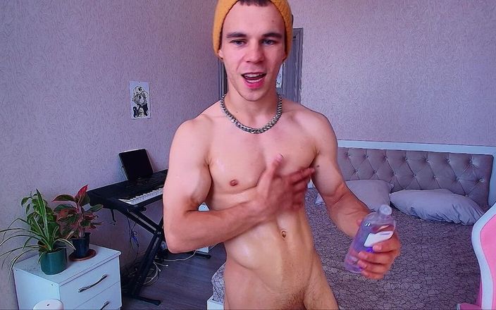 Max_Russell: Fofa jovem garoto musculoso flexionando com óleo
