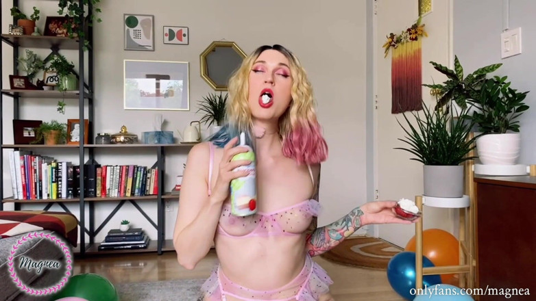 Magnea: Compleanno ragazza in lingerie