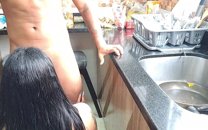 MILF Brandy: Sora mea vitregă îmi suge pula în bucătărie
