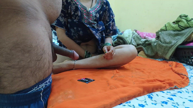 Sexy baby girl: Bhabhi ko mc mai hi condom laga kar choda