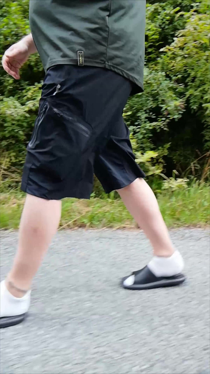 Carmen_Nylonjunge: In Latschen Und Weißen Socken in Der Natur