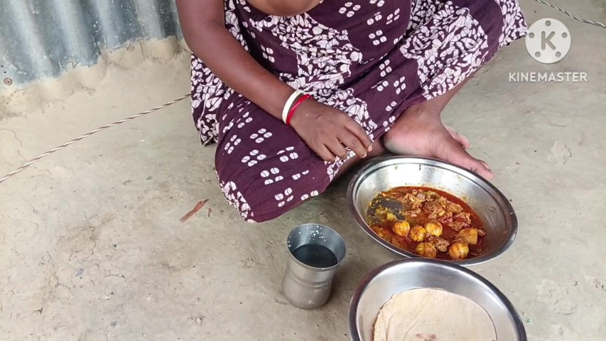 Desi Bhabhi Ate Roti with Chicken and Had Fun (Chameli1) Desi Bhabhi Ate Roti with Chicken and Had Fun (Chameli1)
