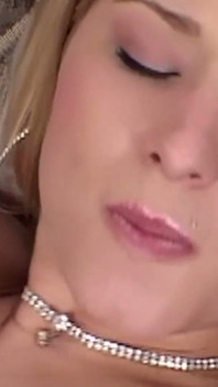 Bicar em seus peitos pequenos e comer buceta faz dela apenas a garota mais feliz de todos os tempos