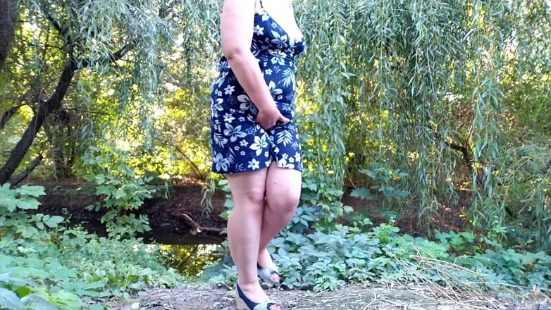 Elena: Allargando forte il mio culo enorme e pisciando all'aperto.