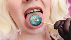 Arya Grander: Asmr Video: Lippenstift, Netzhandschuhe und Lollipop