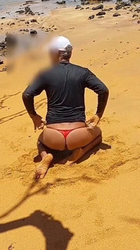 해변에서 팬티를 입고 핫한 엉덩이를 보여주는 Ladysilva