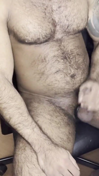 Owłosiony mężczyzna orgazm podczas oglądania porno i palenia