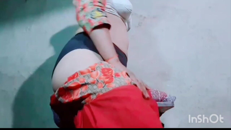 TricolorMusic3: Zatímco si mačká prsa přes oblečení, postupně se velmi vzrušuje...