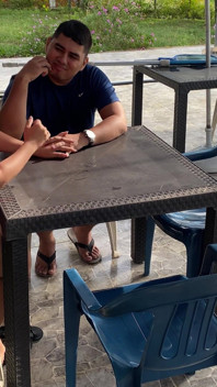 Il lavoratore mi scopa mentre mio marito scopa la mia sorellastra