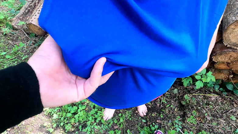 Bouncy Tits Action: Połóż się na pniu drzewa na gołym tułowiu