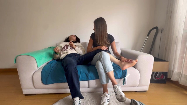 scarlettandc: La mia ragazza mi mostra il suo feticcio annusando e...