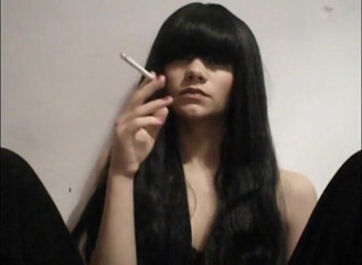 Femdom Austria: Dlouhovlasá děvka kouří cigaretu