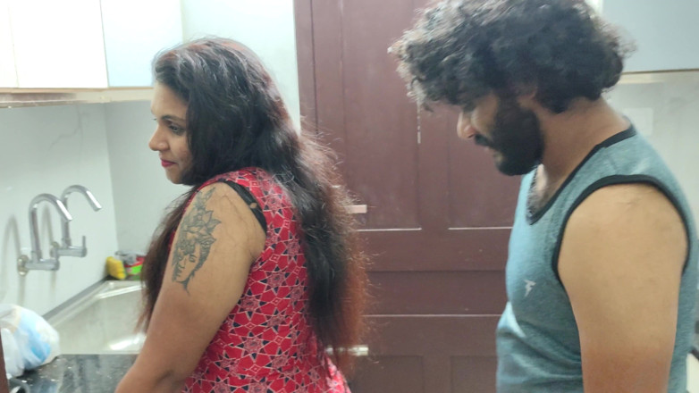 Vaigavarun45: Une femme et son mari baisent pour la première fois...
