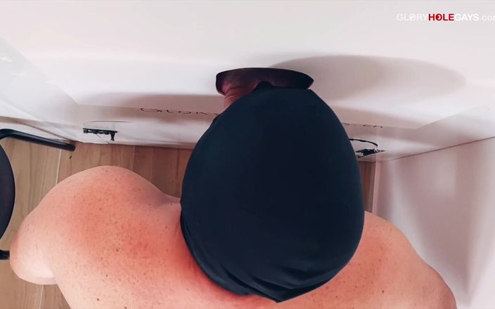 GLORYHOLEGAYS: Gloryhole táta střílí na ruku - sucker líže všechno čisté