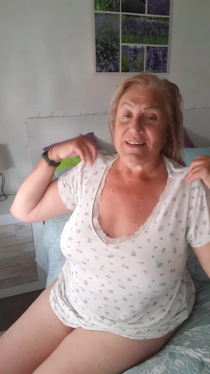 Lady Spain: Fina chatuje, zatímco vyleze ze sprchy úplně nahá a připravuje se