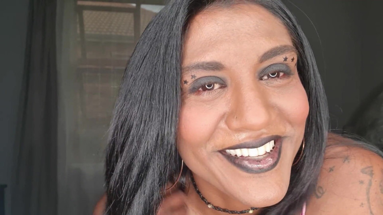 domslutfucker: India puta hablando sucio mientras juega, mostrando su lengua y...