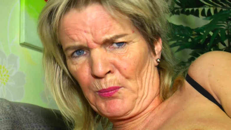 German's Old Chicks: Sie ist deutsche oma in schwarzen dessous, die gerne mit...