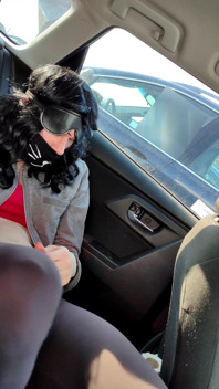 Exhibition Risquée Sur Un Parking D’un Supermarché Avec Des Bandeaux Et Une Éjaculation