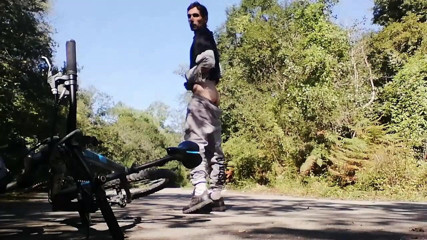 Culopeke: Tânăr care se joacă cu bicicleta cu un vibrator în cur