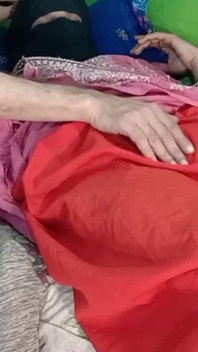 Parosan musulmană bhabhi sexy folosită pentru a se juca cu pula mea indiană grasă