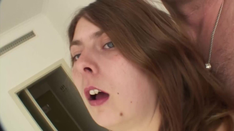 German amateur couples: Gata sexy da Alemanha agradando um pau em primeiro plano...