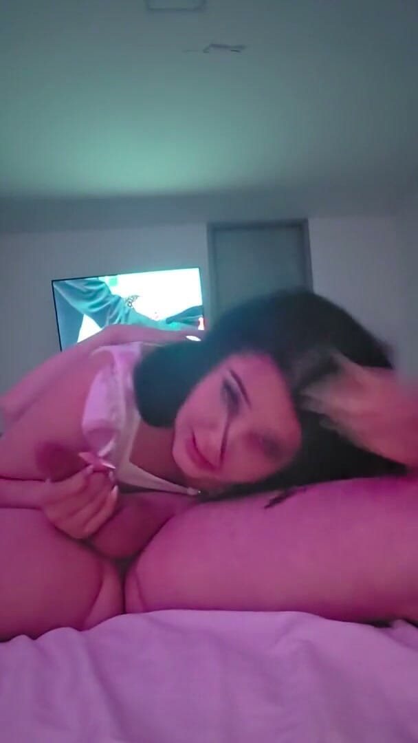 PinkNightmare: शौकिया लैटिना राजकुमारी सौतेले पिता को चूस रही है 69