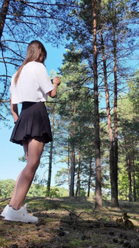 Trans masturbeert tijdens een wandeling