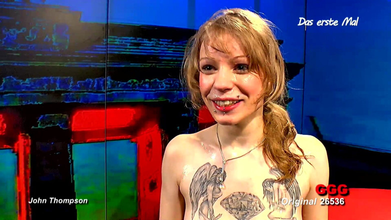 German Porn: Potetovaná blondýnka saje několik ptáků v živém gangbangu a bere výstřik...