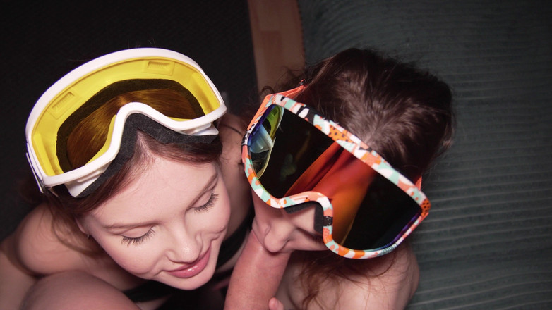 Bymyfans: Dvě krásky s velkými zadky a dokonalými těly kouří velký...