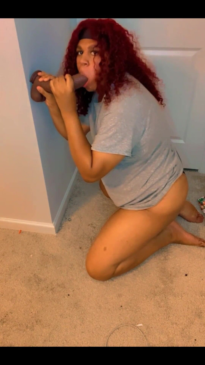 Hicktown_hoochi: Succhio un dildo bbc in ginocchio