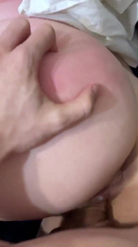 La mignonne tremble les jambes d’une bite sexy
