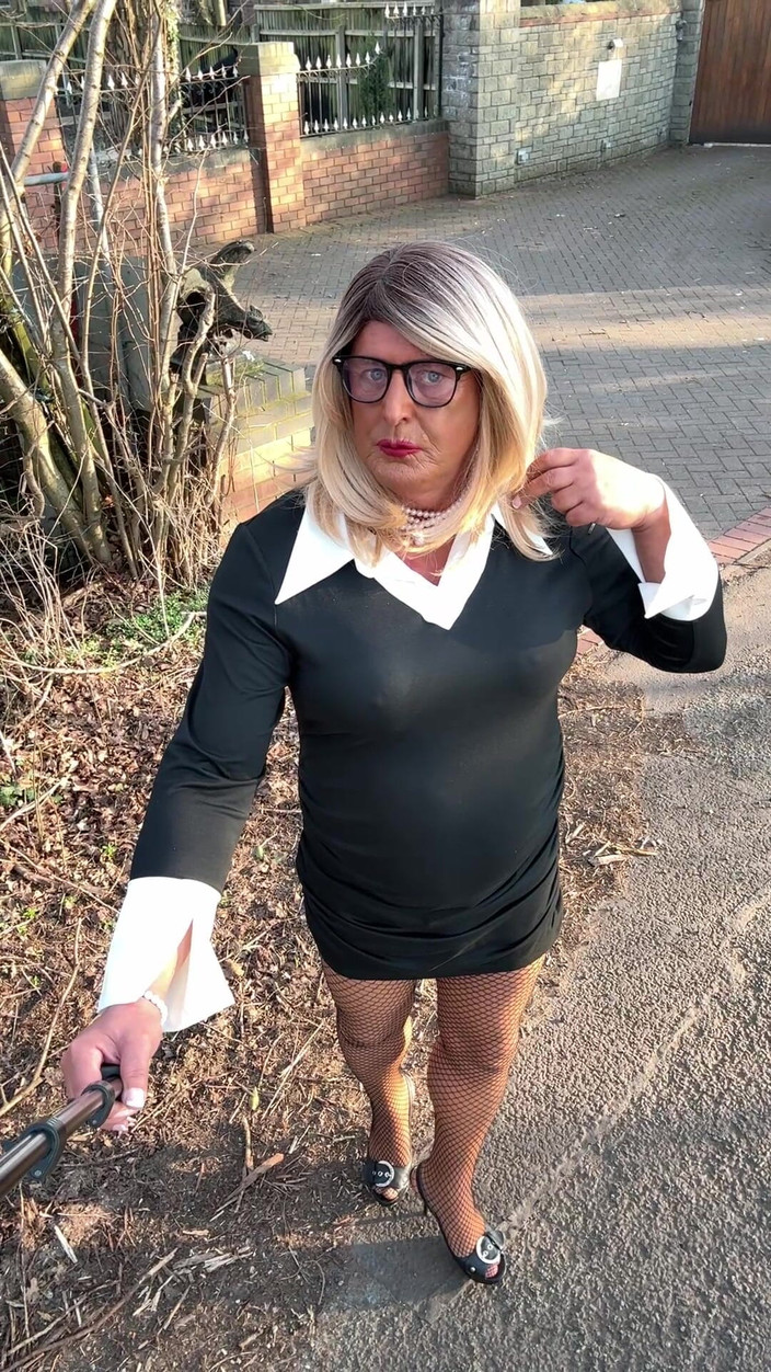 Kellycd2022: Sexy Crossdresser Kellycd2022 Walk Down the Lane