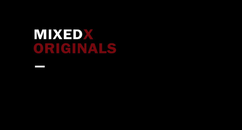 MixedX: 当性感的heidi van饥渴的大屁股在大黑屌上移动时