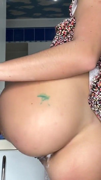 苗条少女刮她的粉色阴户