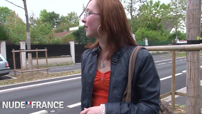 La France a Poil: 漂亮的年轻和小奶子读头荡妇被房地产经纪人操和鸡奸