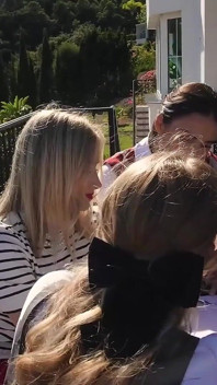 Seksowna blondynka Karina King ssie twojego twardego kutasa w scenie seksu POV