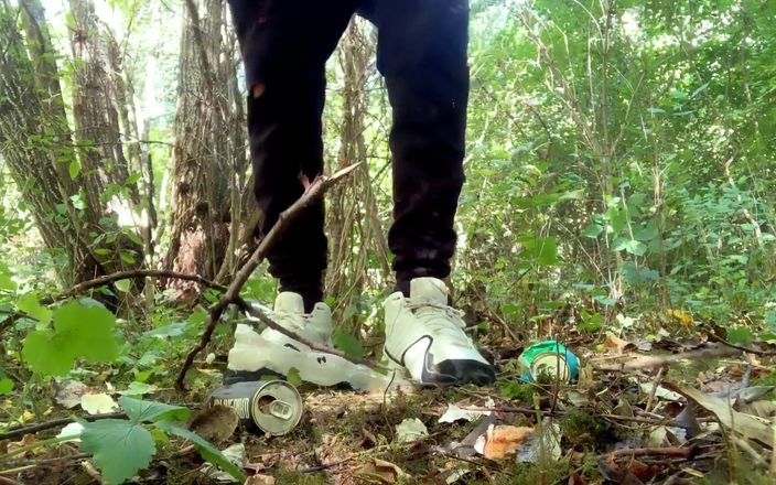 Idmir Sugary: Paso en condones usados, botellas, hojas, ramas y masturbarse - aplastar...