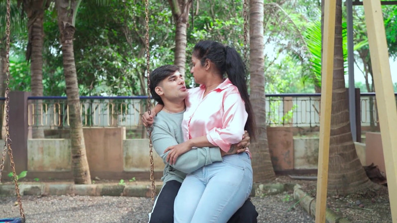 Desi Maal studios: Makcik panas memanggil teman lelakinya ke taman dan berkongkek dengannya...