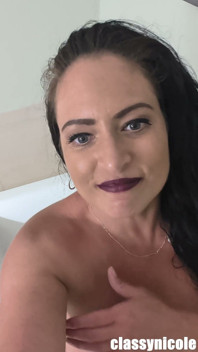 MILF miang berkelas Nicole jarang dapat orgasme yang cukup